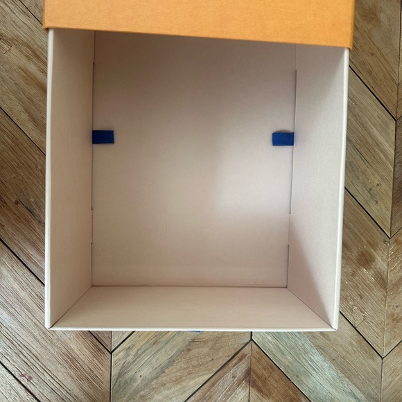 A used storage box for Louis Vuitton small bag. It is in perfect condition. - Picture 7 of 7